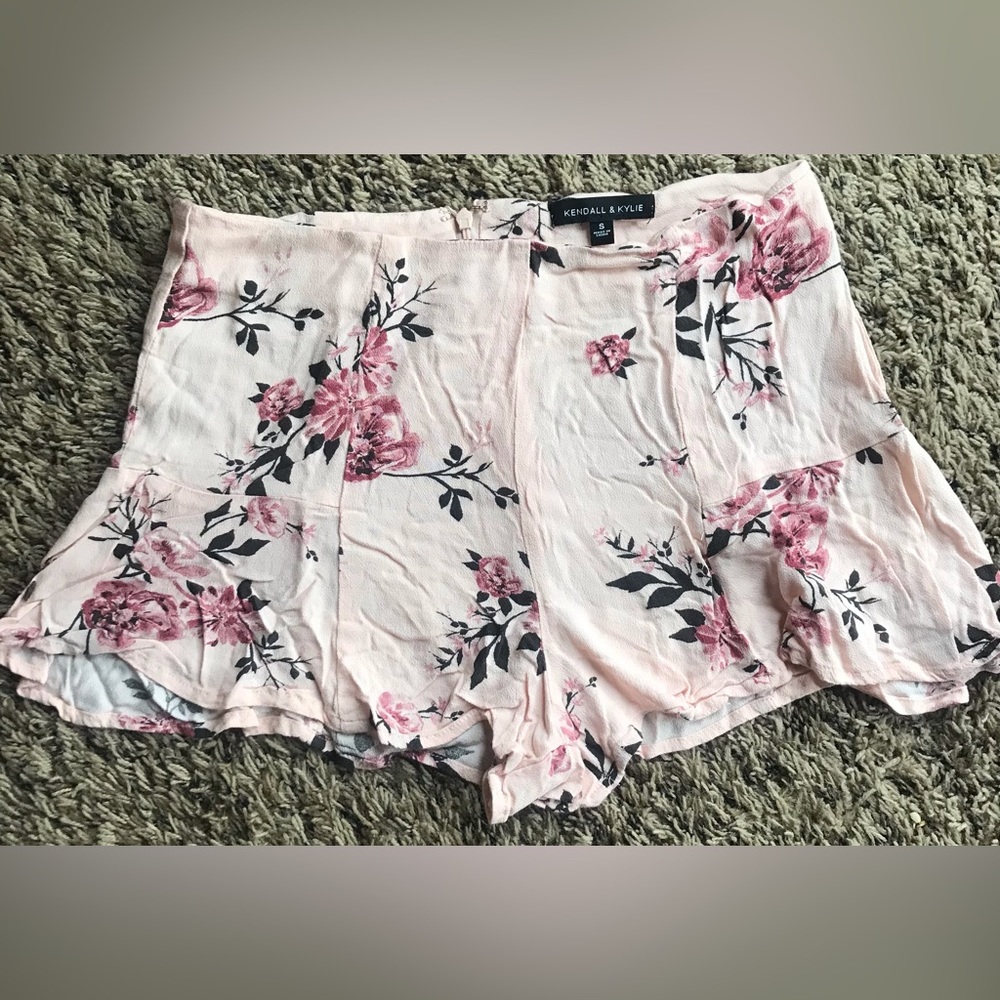 Kendall and Kylie floral pink shorts size S